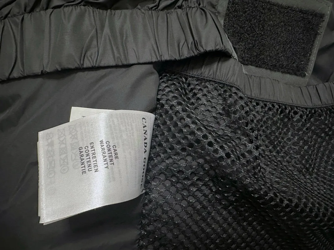 P780 Top Purchasing Version (Wolf Hair Optional) 🇨🇦CANADA GOOES 24 new models 08 models/couple models Factory direct supply: supplying global purchasing agents, micro-business, entities, Tmall, high-end stalls and studio cooperation, free shipping! Canada Goose Expedition Parka 2008 is the same style for men and women. It is mid-length and the most timeless classic. All Arctic and Antarctic scientific expedition teams choose Canada Goose as their cold-proof equipment. It is the Rolls-Royce of down jackets. ➖ Industry-leading anti-counterfeiting chip sensing. ➖ Imported Behringer embroidery machines and customized embroidery labels, the highest level and industry leading. ➖ Imported Korean 21-count polyester-cotton blended original fabric, TC85 waterproof coated fabric, water-repellent, windproof and wear-resistant. ➖ The new national standard 80 white duck down is filled with an average of 520 grams of down. The amount of down filled is industry-leading. ➖ 100% nylon lining with double double-layer sealing design to prevent velvet running, and seamless thread design on the cuffs! ➖ Western Canadian Green Wolf Collar. ➖ Yoshida YKK provides original factory-customized electroplated sliders. YKK two-way lockable zippers are tight and smooth and do not peel off paint. ➖ 3M composite Velcro is durable and the accessories and hardware are all custom-made. Note: Our copywriting is only simple and clear. Instead of bragging about the copywriting, it is better to compare and understand with samples. Only for the purest goose, the most dedicated, the most professional, the highest quality, the highest cost performance!  Size:XS-XXL